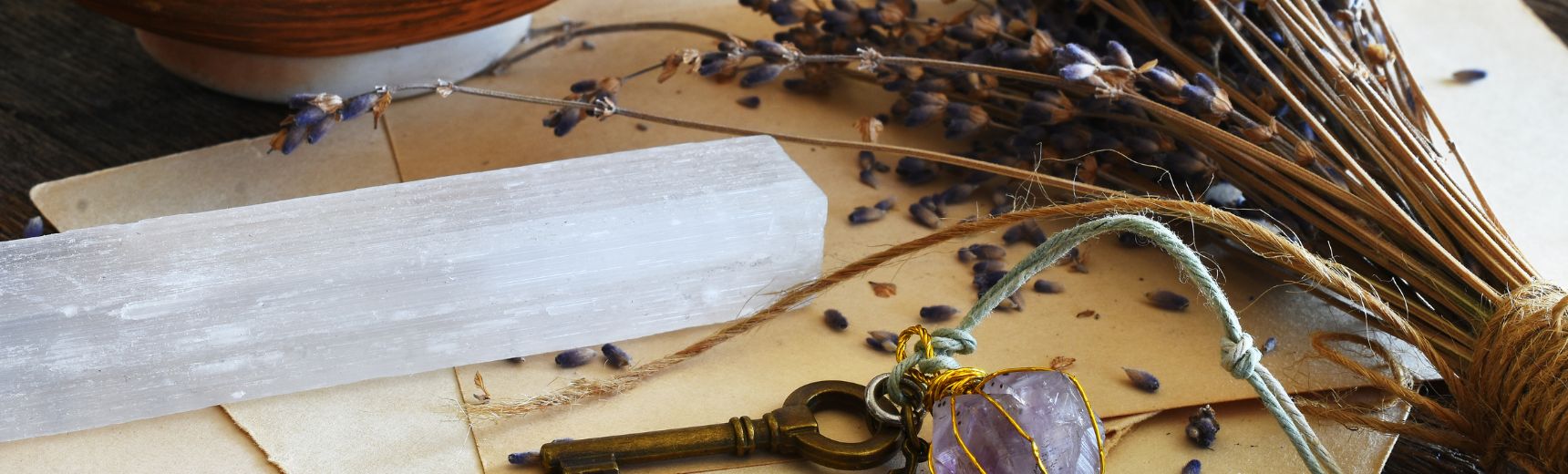 Selenite hot sale pendant benefits